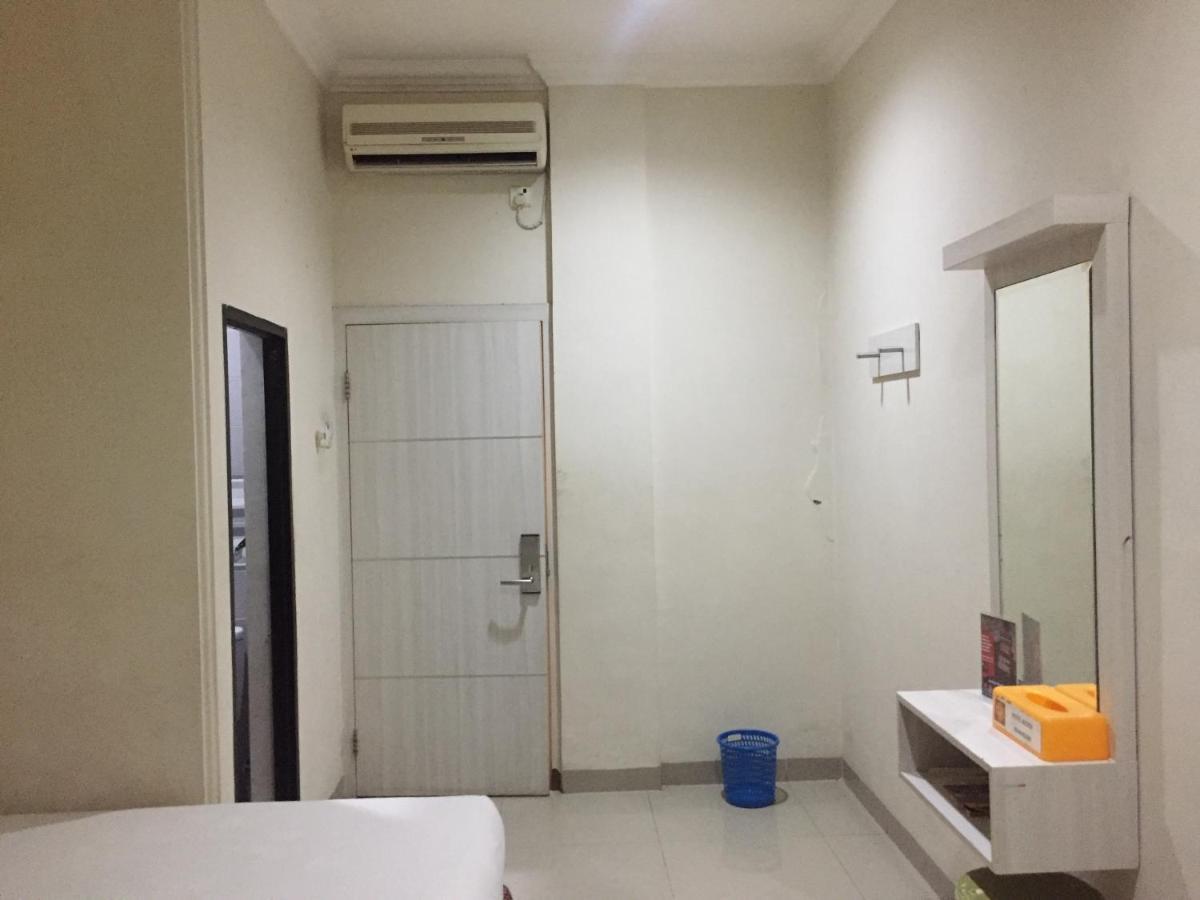RedDoorz Plus @ Hotel Alden Makassar Exterior foto